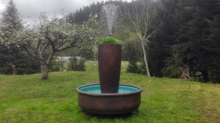 Terrazas y Balcones: Creando Espacios Relajantes con Fuentes de Agua