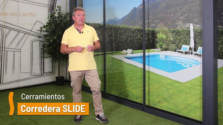 Sistema Deslizante Elegante con Cortinas de Cristal