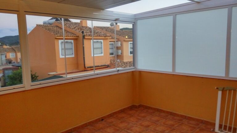 Transformaci&oacute;n de Terrazas y Balcones con P&eacute;rgolas de Madera
