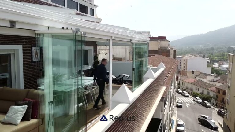 Integración Eficiente de Espacios con Cortinas de Cristal Plegables